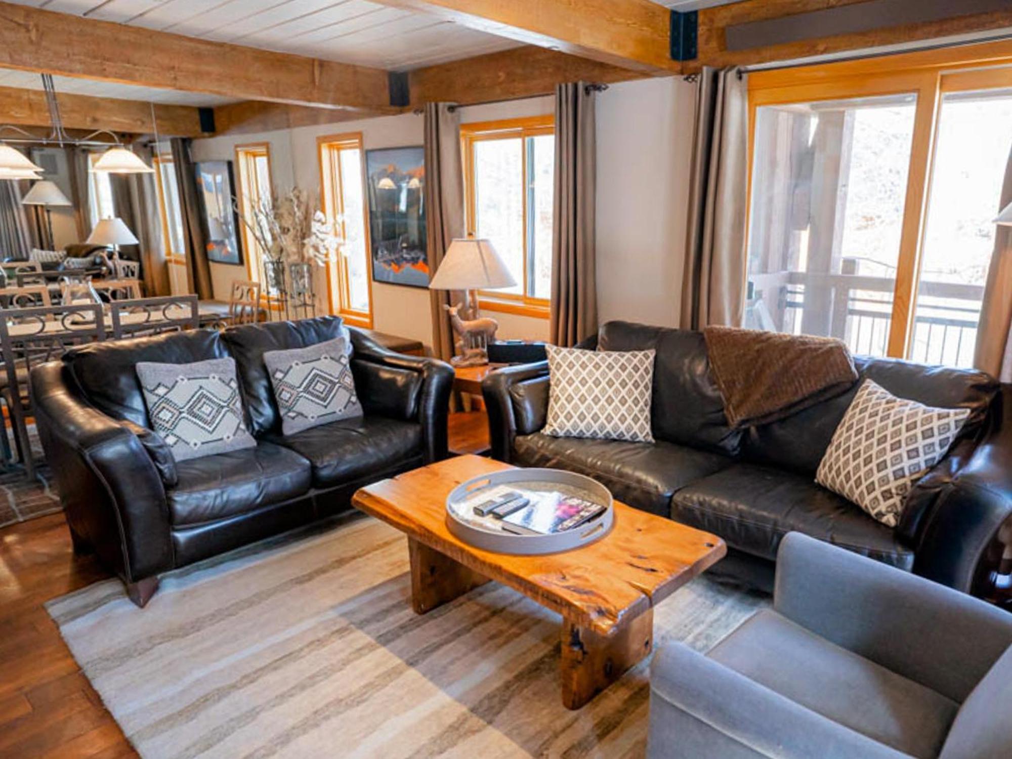 Lift One - Top-Floor One-Bedroom With A View Aspen Room photo