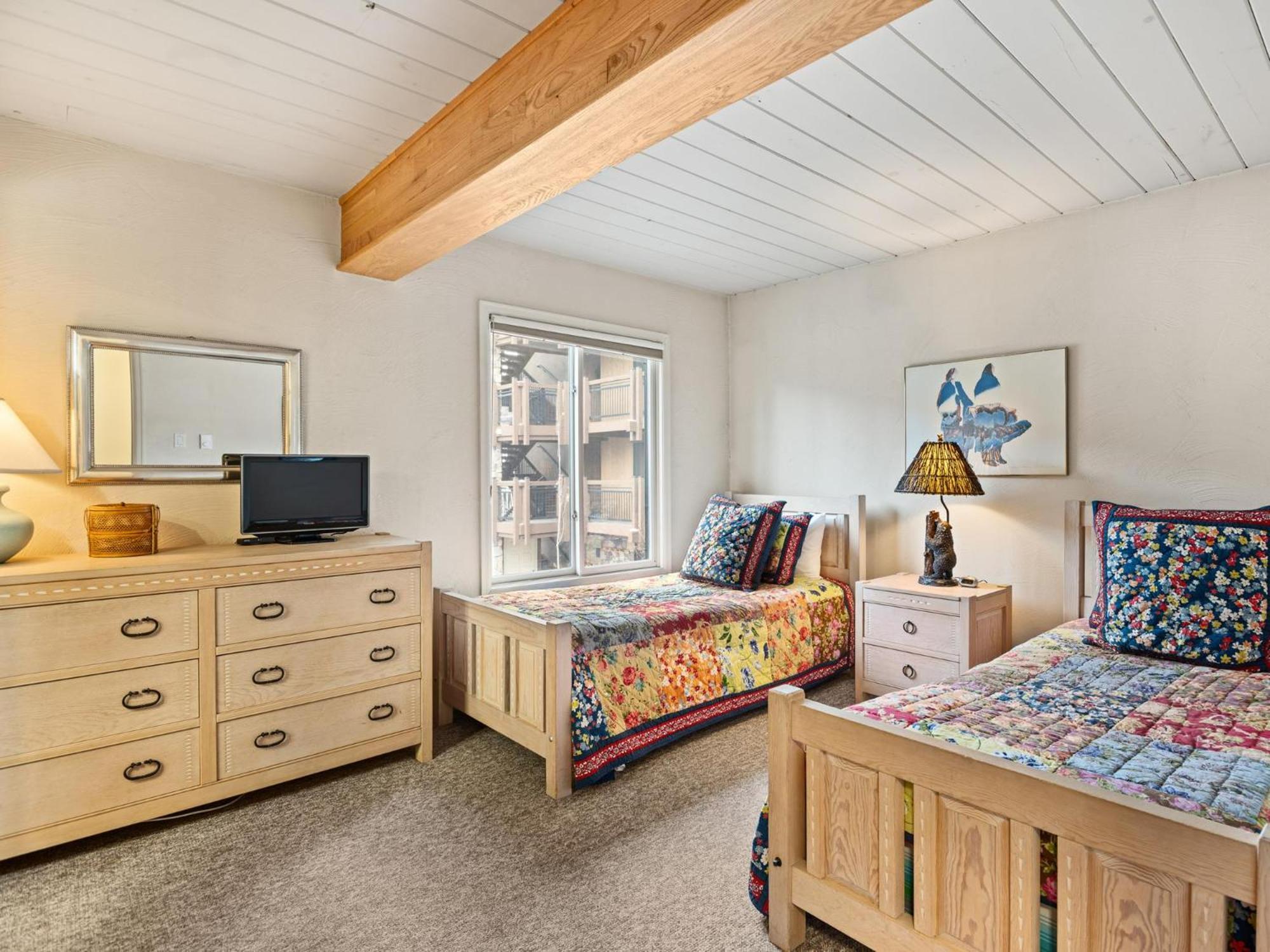Lift One - Top-Floor One-Bedroom With A View Aspen Room photo