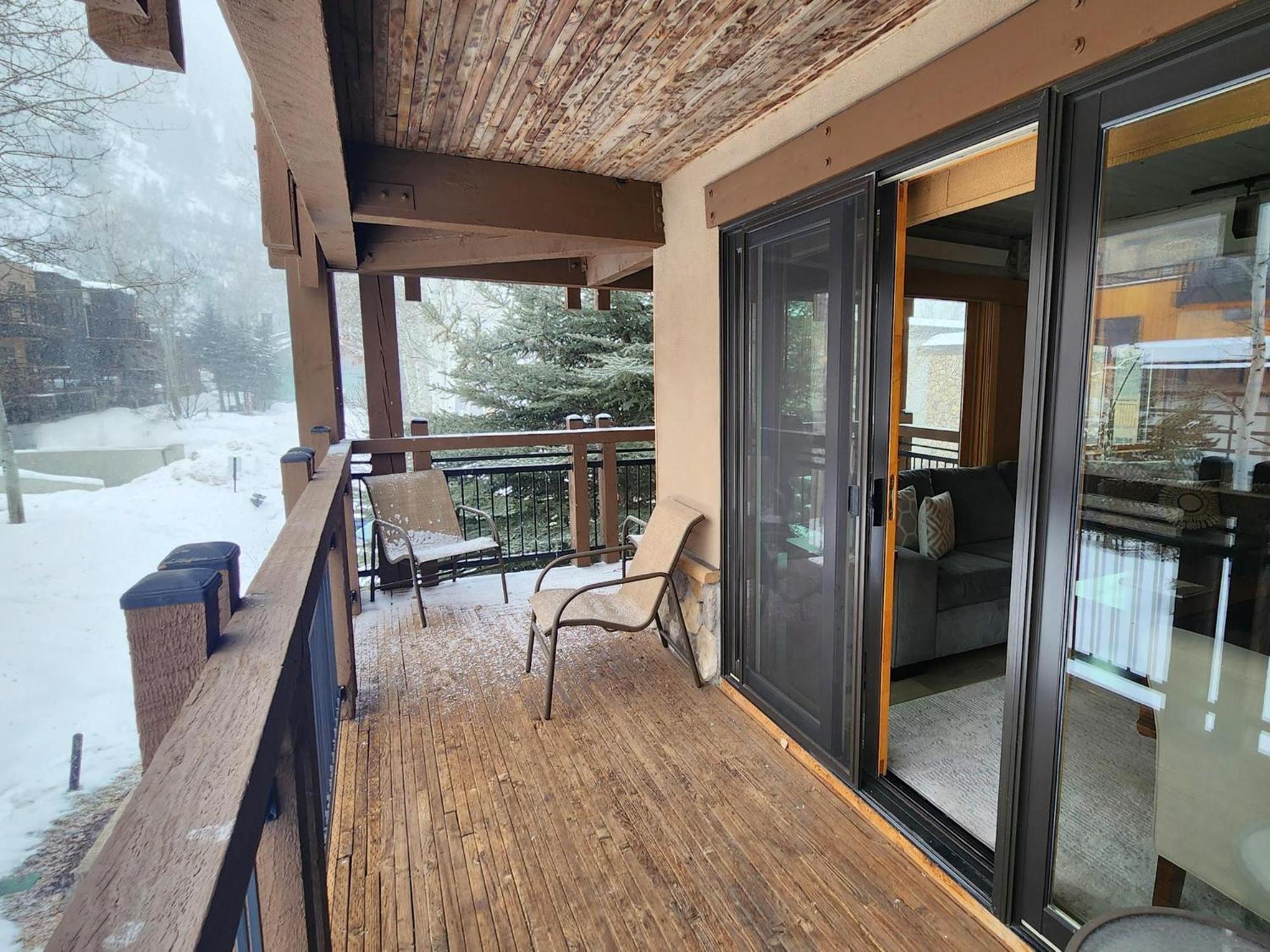 Lift One - Top-Floor One-Bedroom With A View Aspen Room photo
