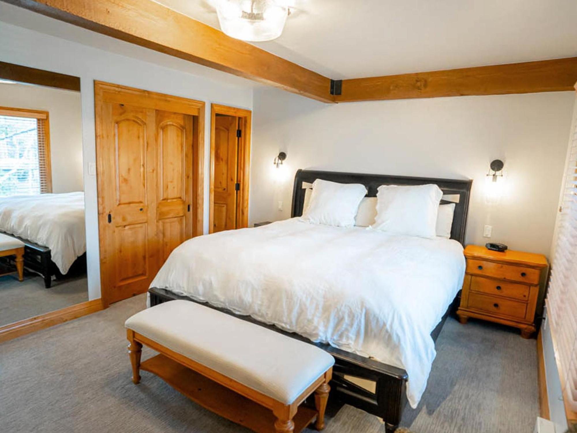 Lift One - Top-Floor One-Bedroom With A View Aspen Room photo