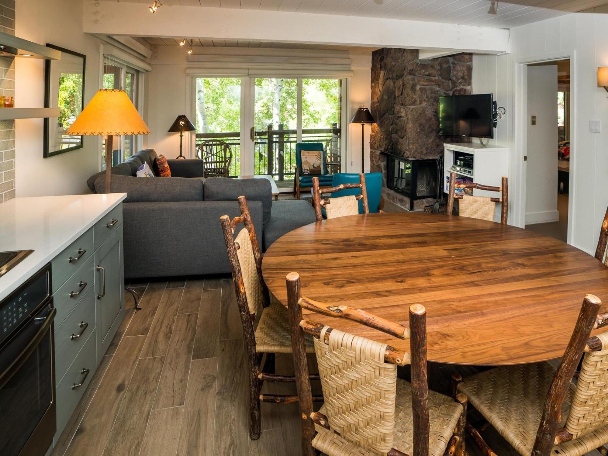 Lift One - Top-Floor One-Bedroom With A View Aspen Room photo