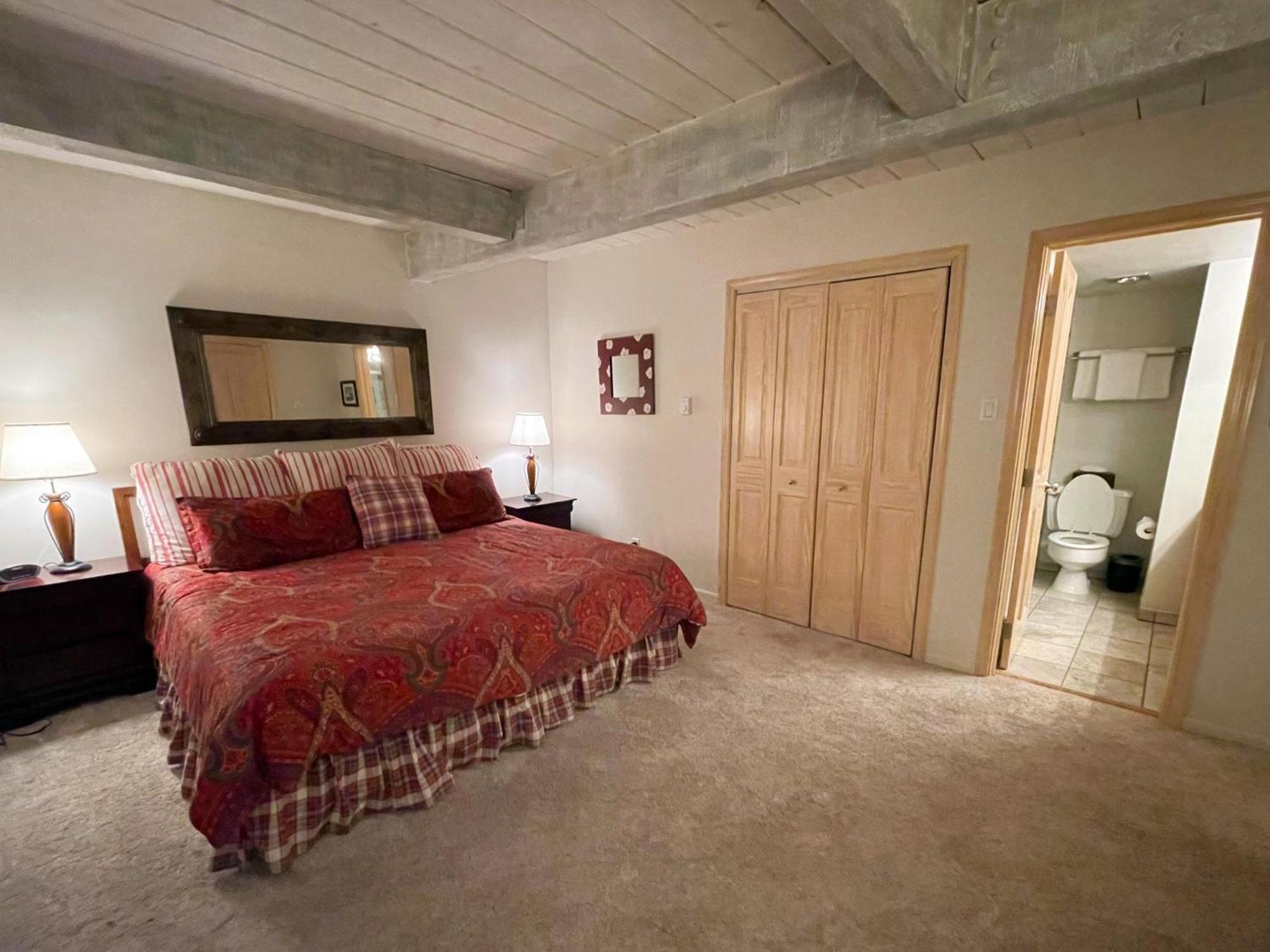 Lift One - Top-Floor One-Bedroom With A View Aspen Room photo