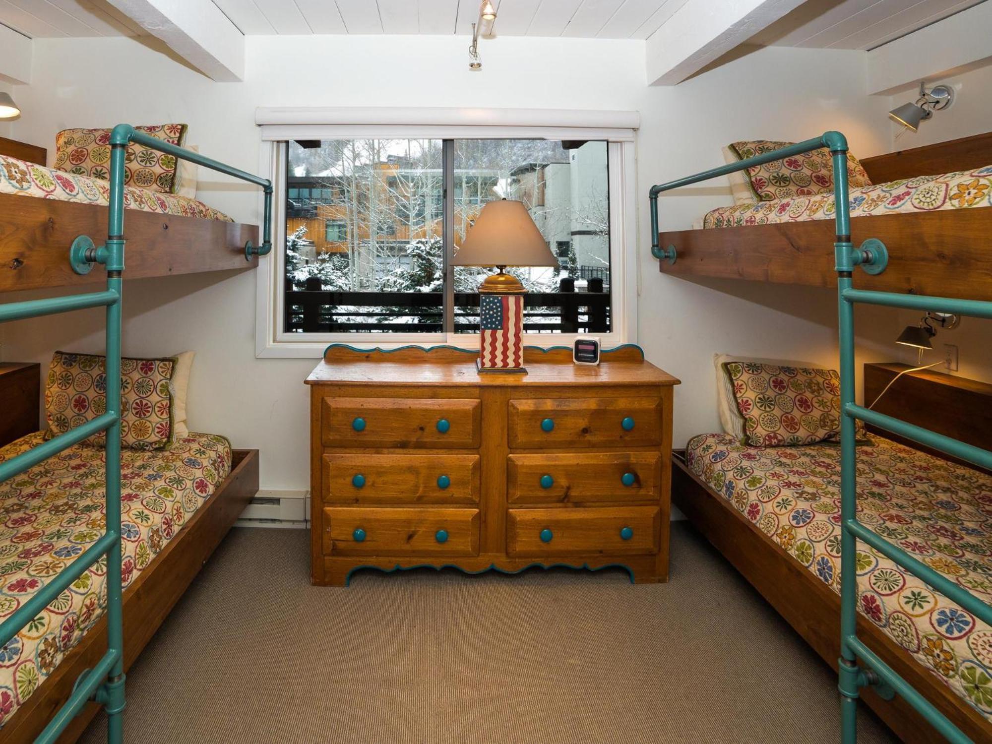 Lift One - Top-Floor One-Bedroom With A View Aspen Room photo