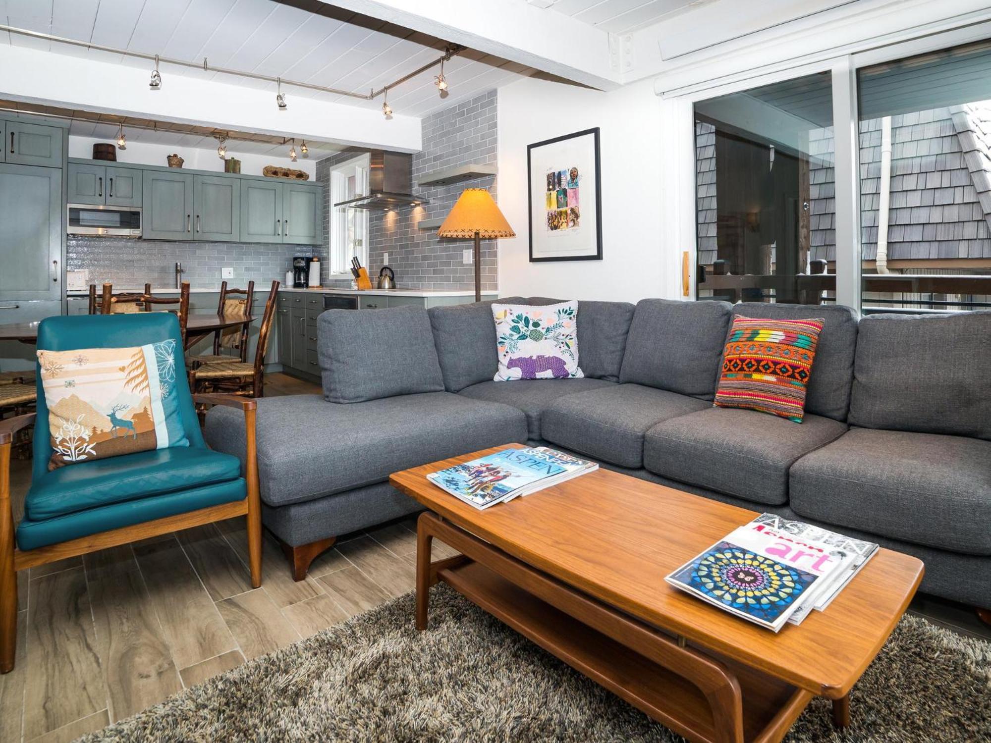 Lift One - Top-Floor One-Bedroom With A View Aspen Room photo