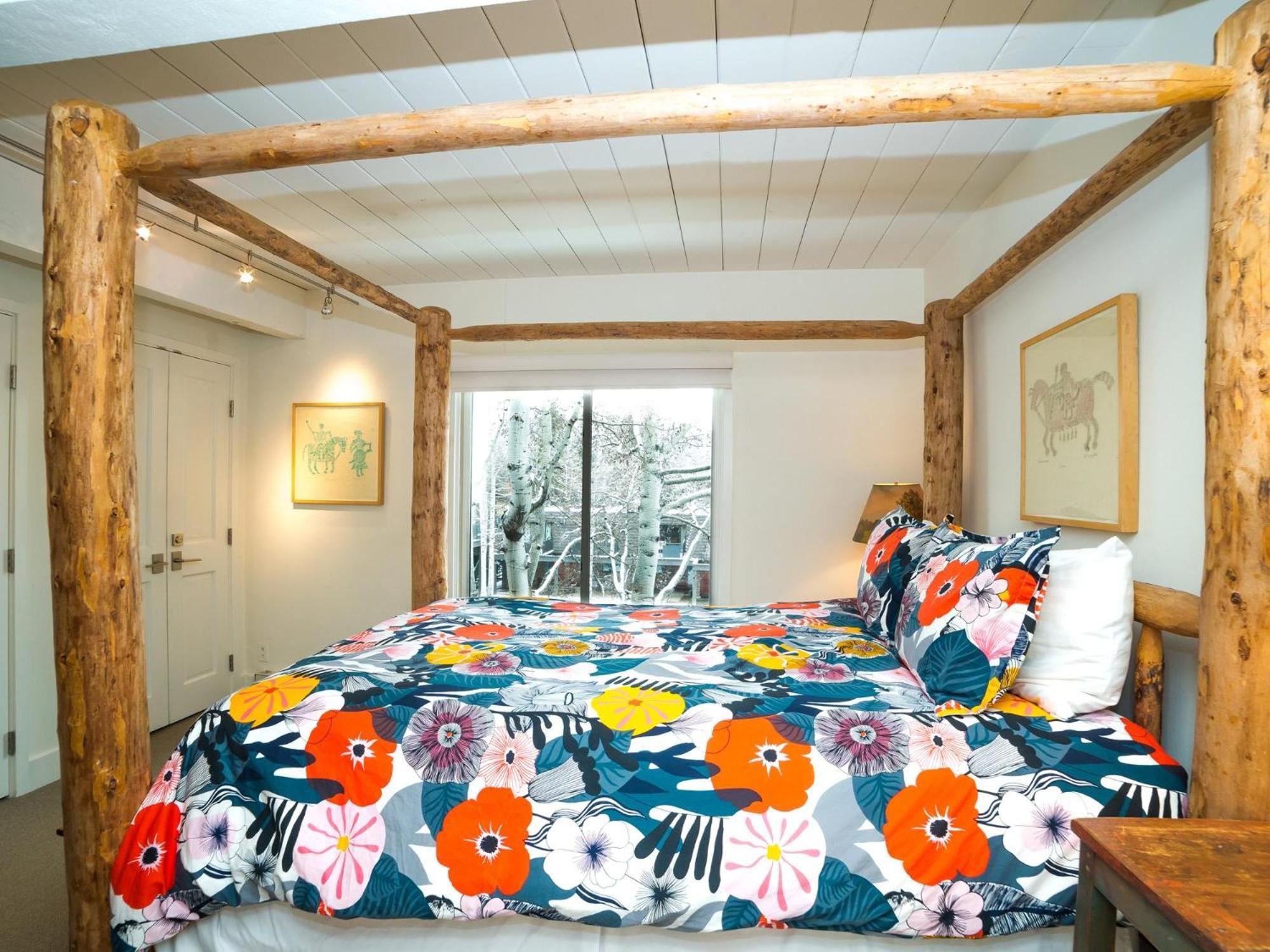 Lift One - Top-Floor One-Bedroom With A View Aspen Room photo
