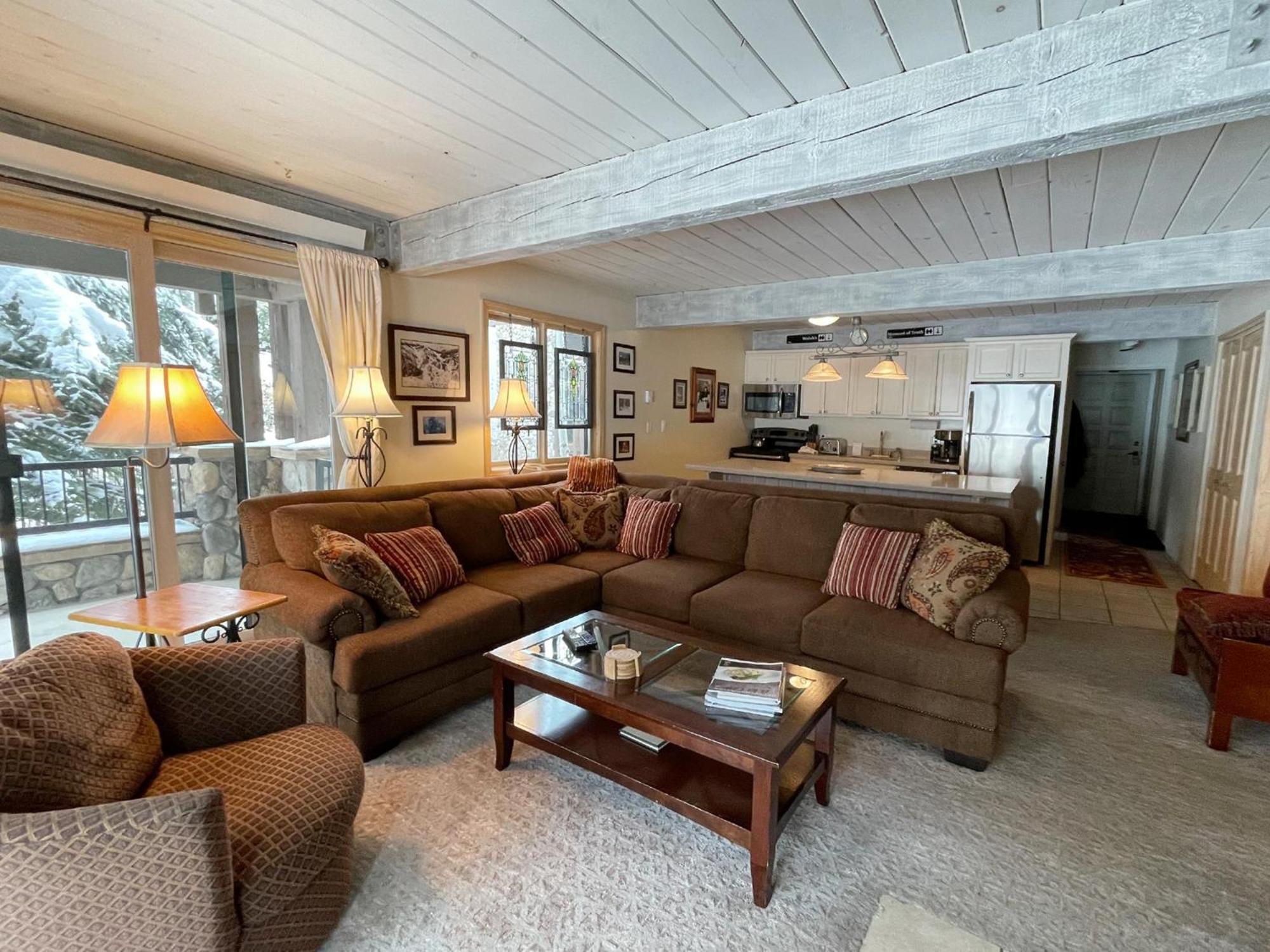 Lift One - Top-Floor One-Bedroom With A View Aspen Room photo