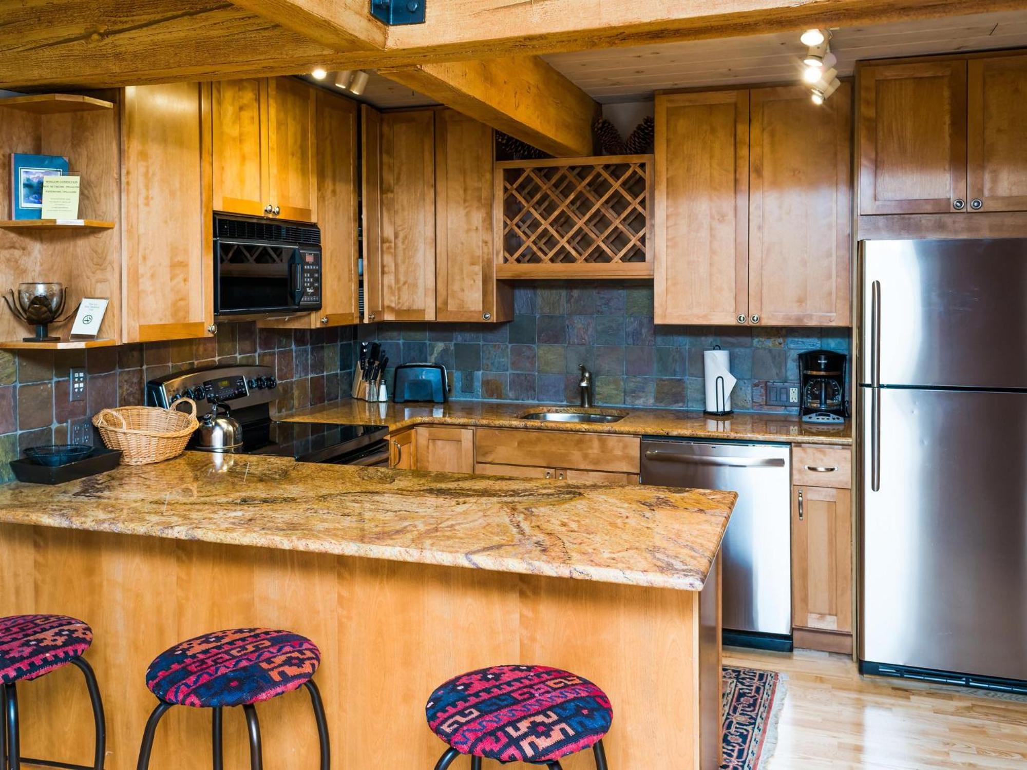 Lift One - Top-Floor One-Bedroom With A View Aspen Room photo