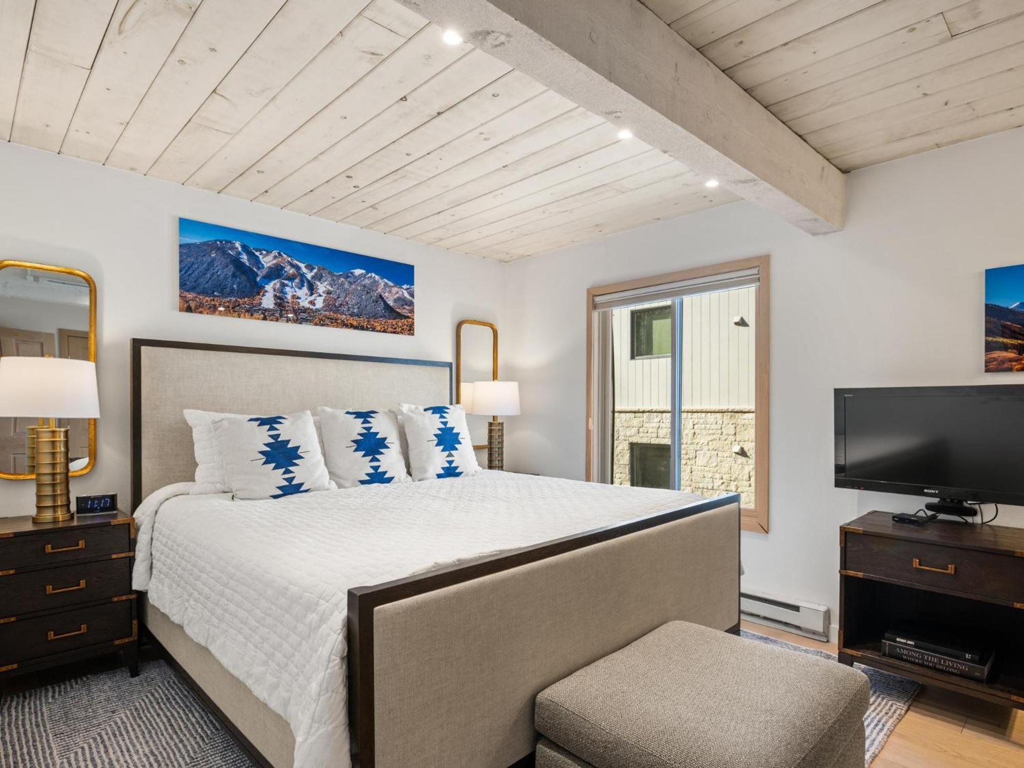Lift One - Top-Floor One-Bedroom With A View Aspen Room photo