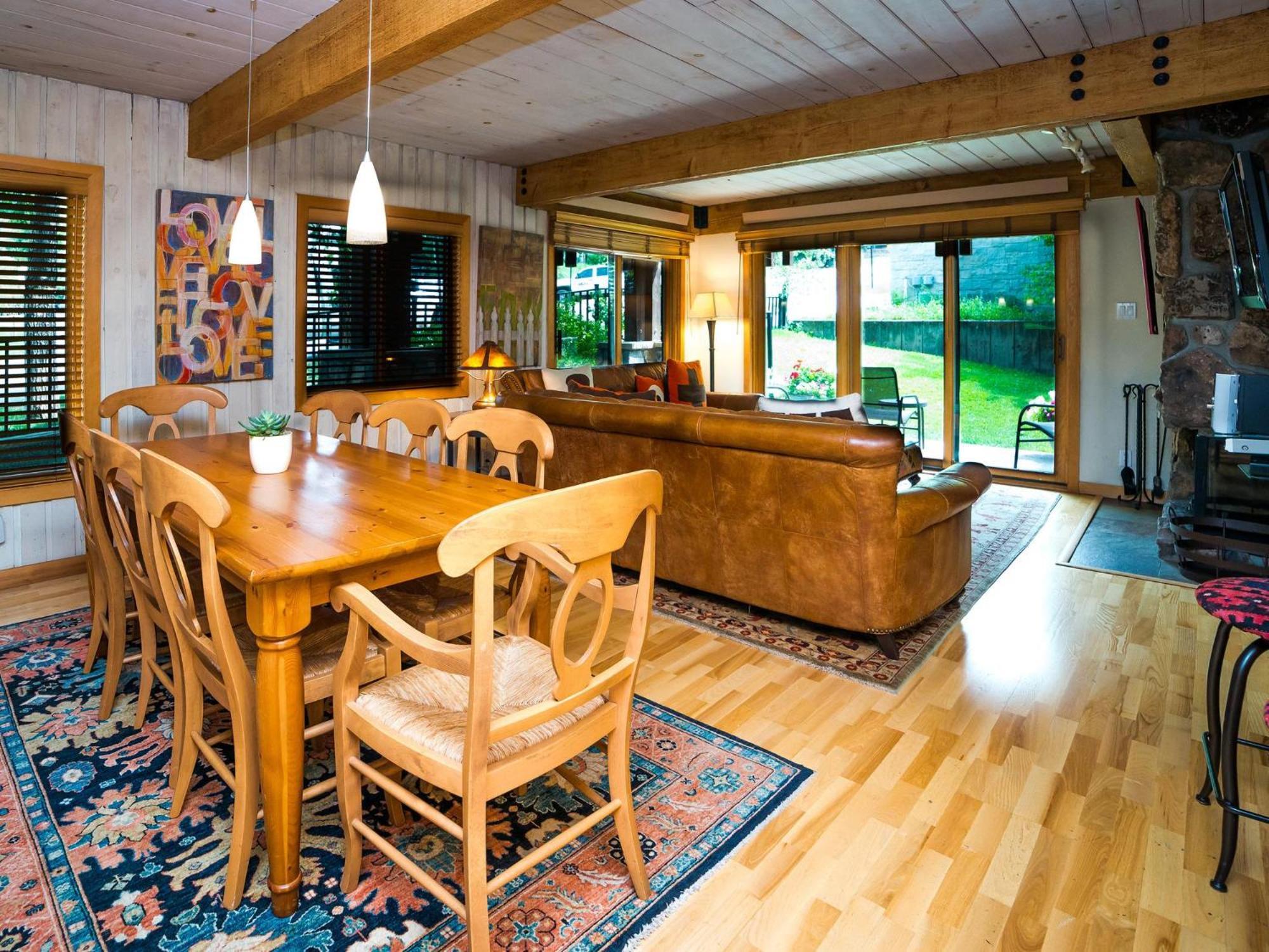 Lift One - Top-Floor One-Bedroom With A View Aspen Room photo