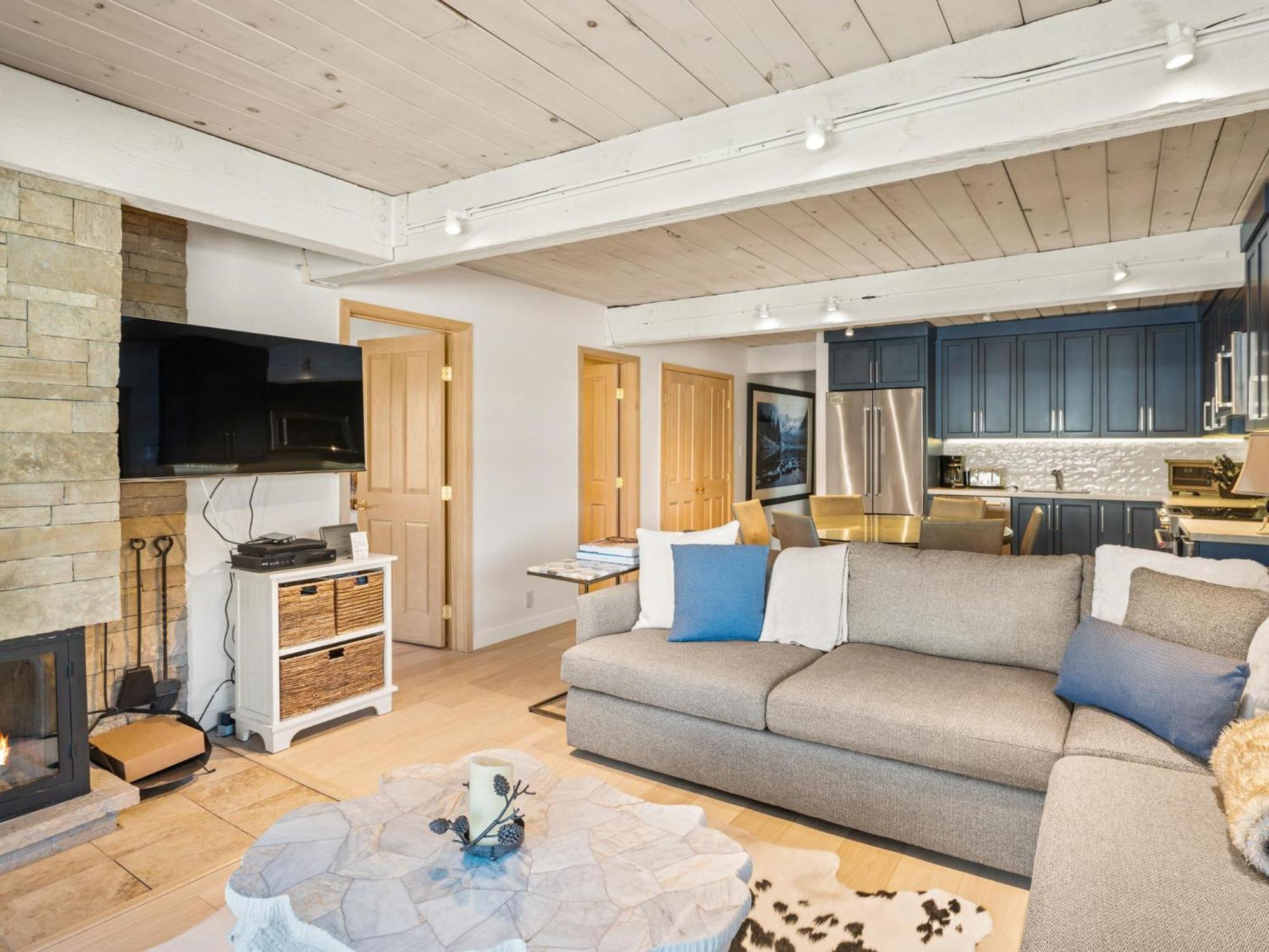 Lift One - Top-Floor One-Bedroom With A View Aspen Room photo