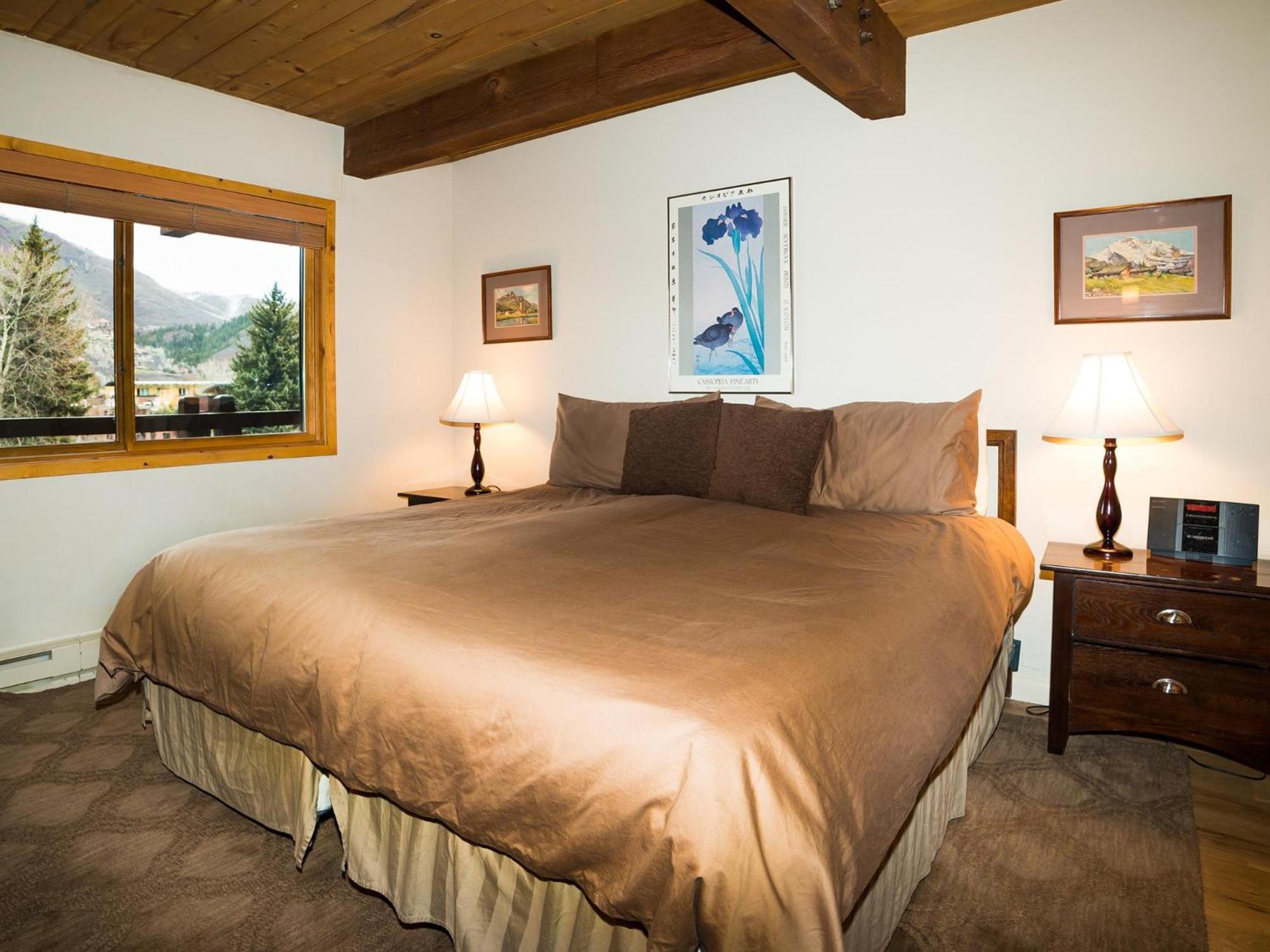Lift One - Top-Floor One-Bedroom With A View Aspen Room photo