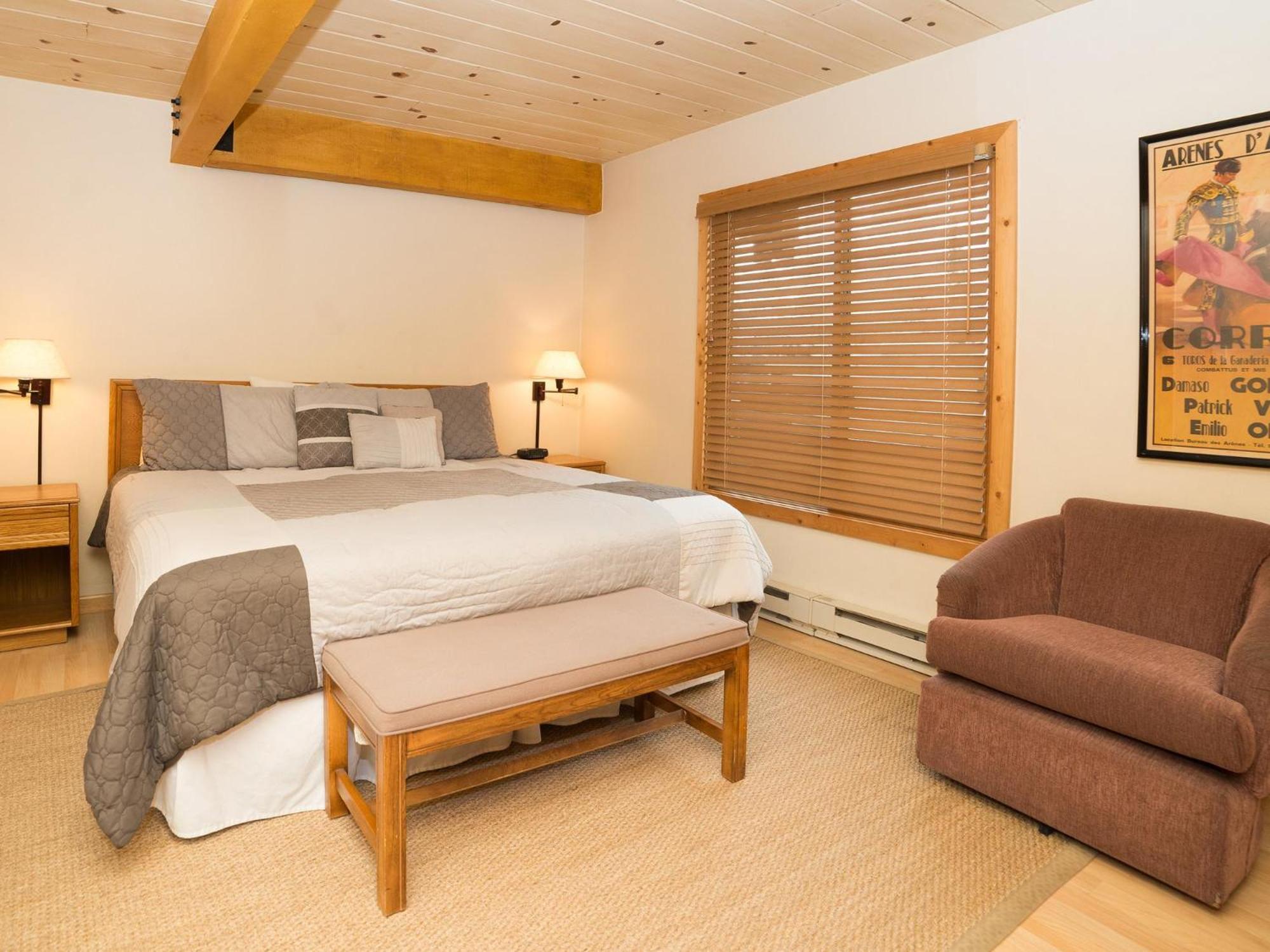 Lift One - Top-Floor One-Bedroom With A View Aspen Room photo