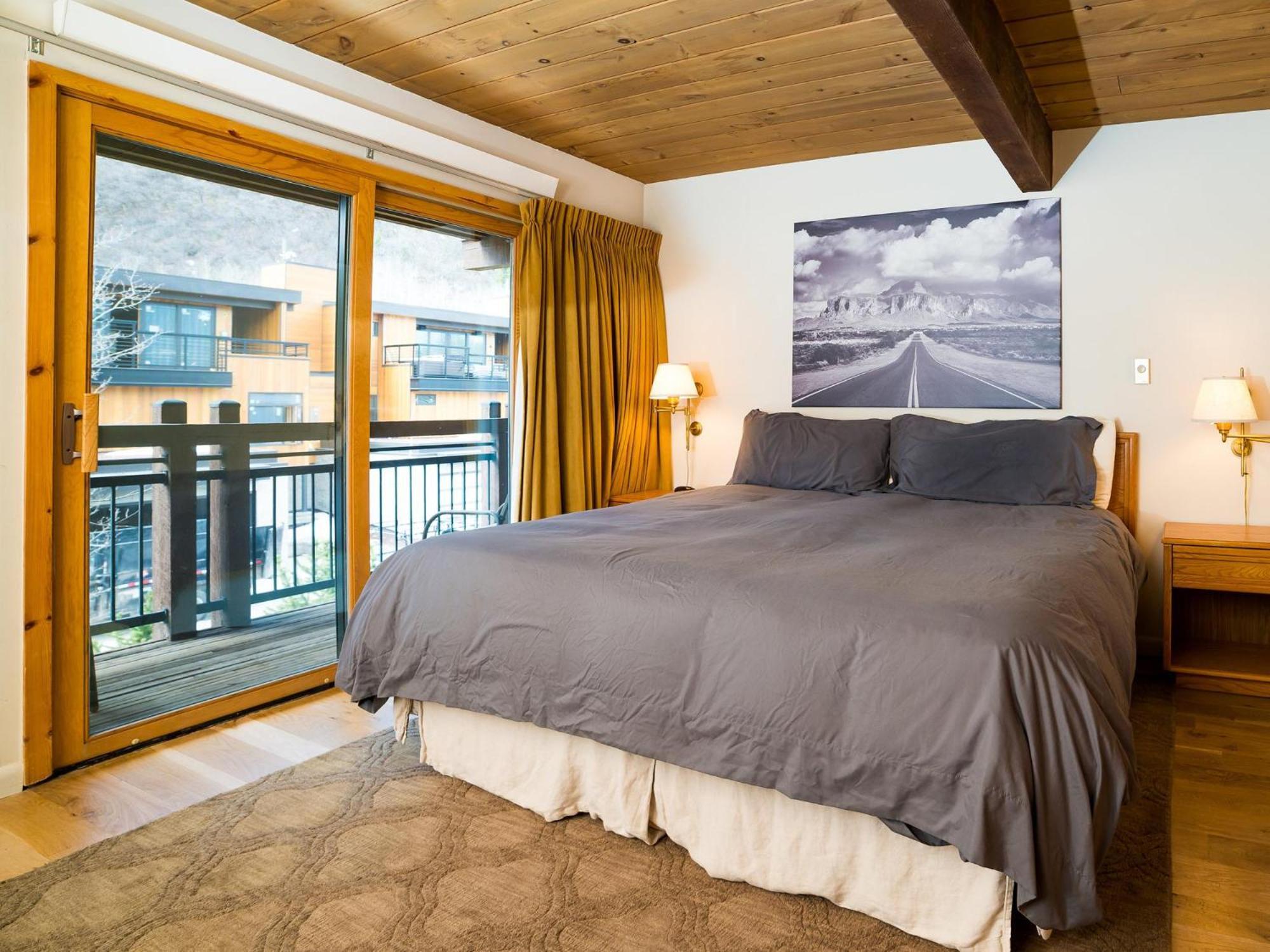 Lift One - Top-Floor One-Bedroom With A View Aspen Room photo
