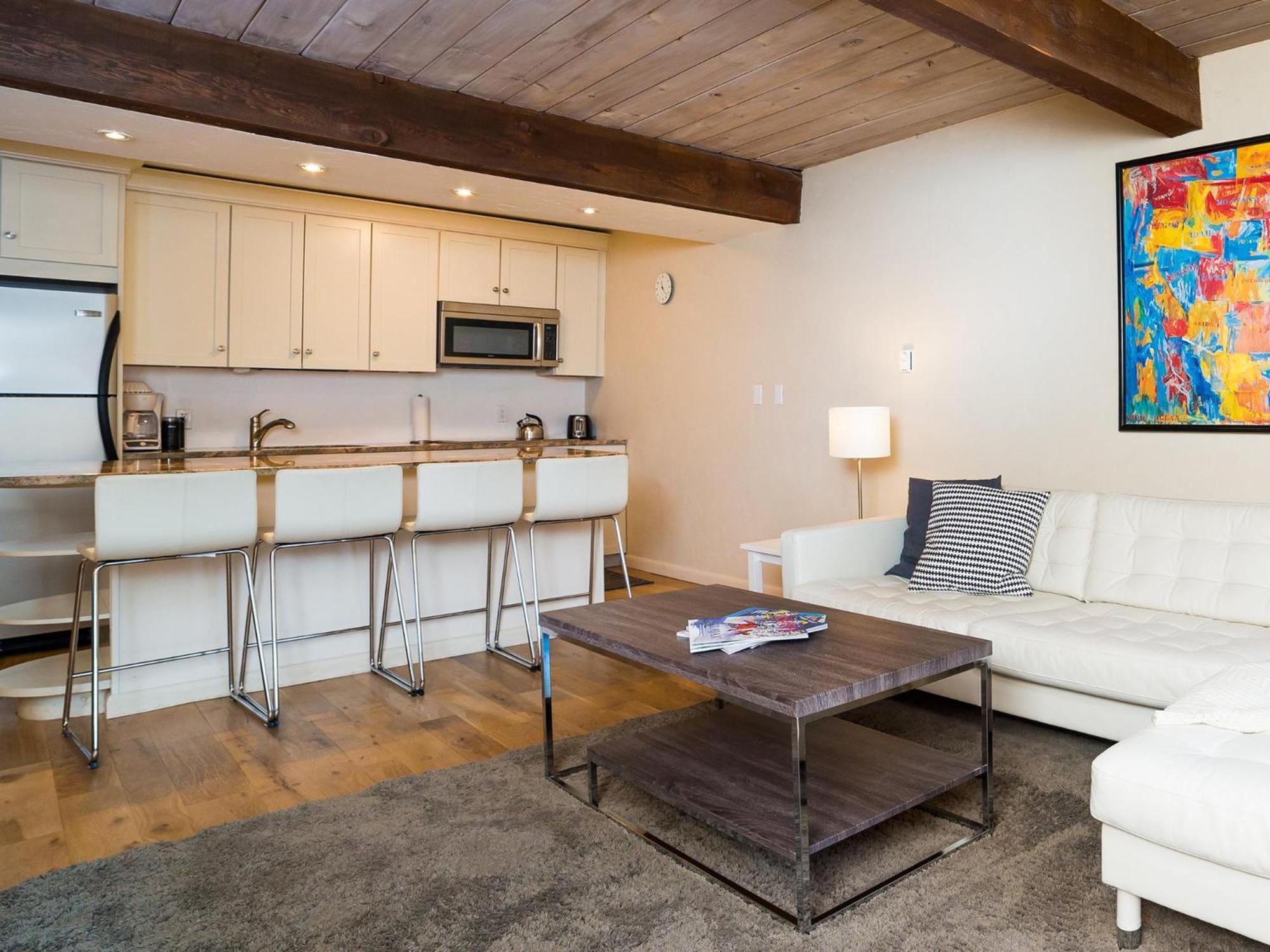 Lift One - Top-Floor One-Bedroom With A View Aspen Room photo