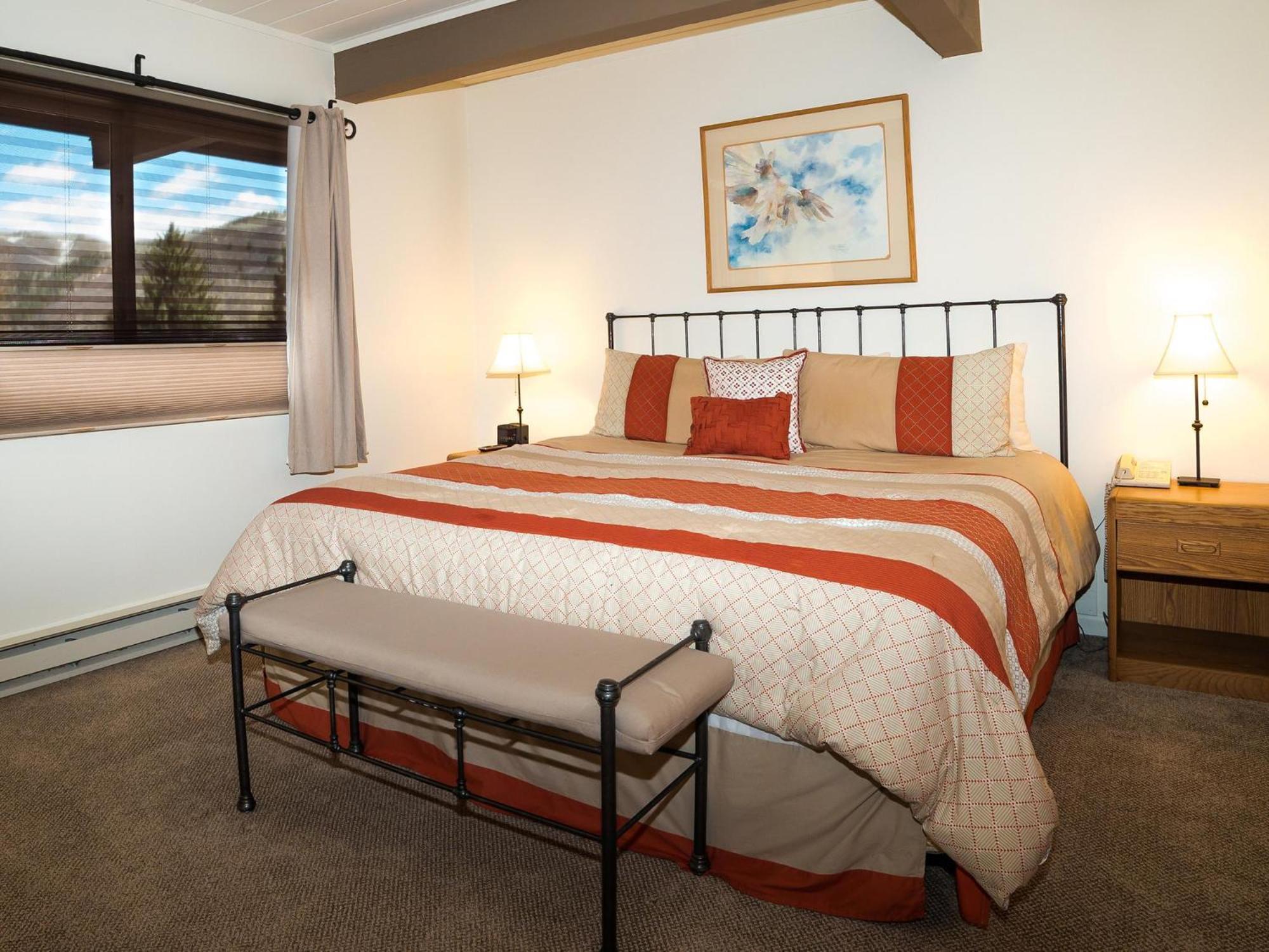 Lift One - Top-Floor One-Bedroom With A View Aspen Room photo